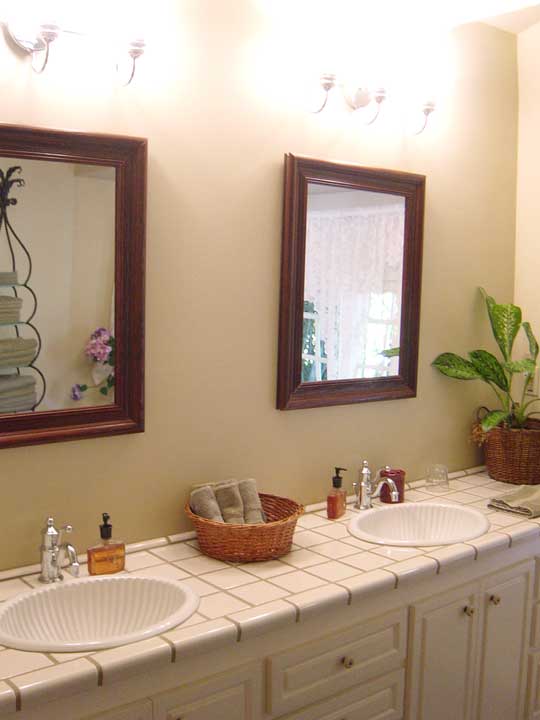 ハワイ島パーカーランチ、ワイメアのＢ＆Ｂ「ジャカランダ・イン」、「Begonia (ベゴニア)」の部屋 バスルームの洗面台 の写真