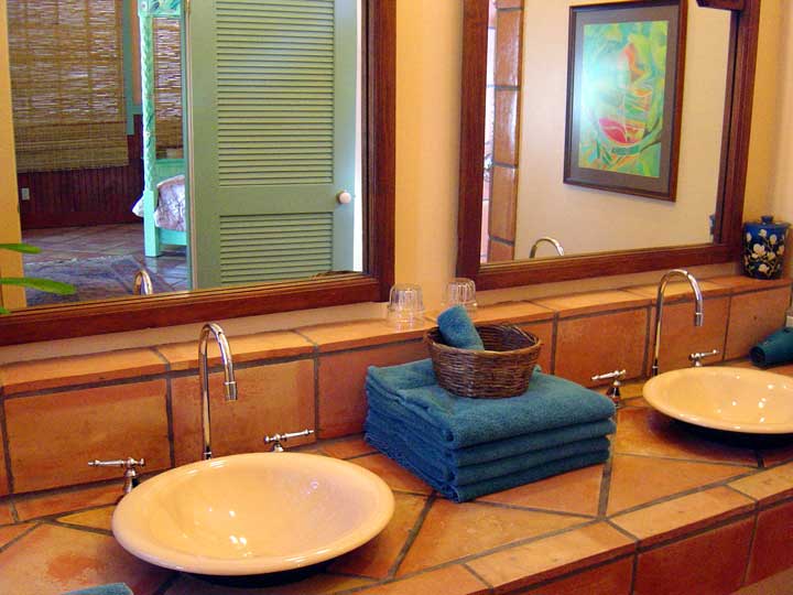 ハワイ島パーカーランチ、ワイメアのＢ＆Ｂ「ジャカランダ・イン」、「Hibiscus (ハイビスカス)」の部屋の洗面台の写真