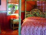ハワイ島パーカーランチ、ワイメア(Waimea)のＢ＆Ｂ「ジャカランダ・イン(Jacaranda Inn)」 「Hibiscus (ハイビスカス)」のベッド 拡大写真(58K)