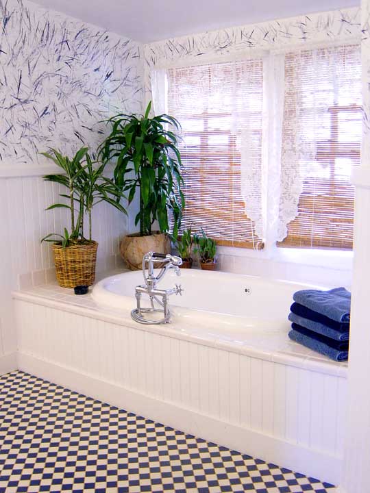 ハワイ島パーカーランチ、ワイメアのＢ＆Ｂ「ジャカランダ・イン」、「White Lily (しらゆり)」の部屋のバスルームの写真