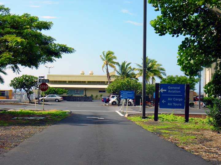 ハワイ島 コナ国際空港(Kona International Airport) ケアホレ・エアポート・ロード(Keahole Airport Rd)の突当り