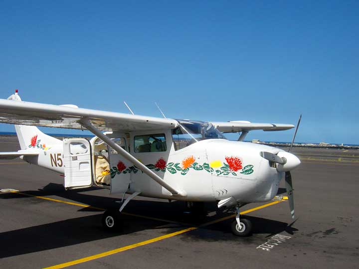 日本人パイロットによるコナ空港発のハワイ島一周遊覧飛行ツアーのセスナ機「セスナ２０６型ステイショネア(Cessna 206 Stationair)」