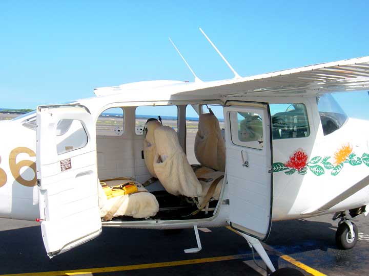 日本人パイロットによるコナ空港発のハワイ島一周遊覧飛行ツアーのセスナ機「セスナ２０６型ステイショネア(Cessna 206 Stationair)」の客席