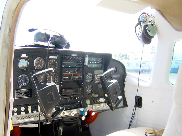 日本人パイロットによるコナ空港発のハワイ島一周遊覧飛行ツアーのセスナ機「セスナ２０６型ステイショネア(Cessna 206 Stationair)」のコックピット