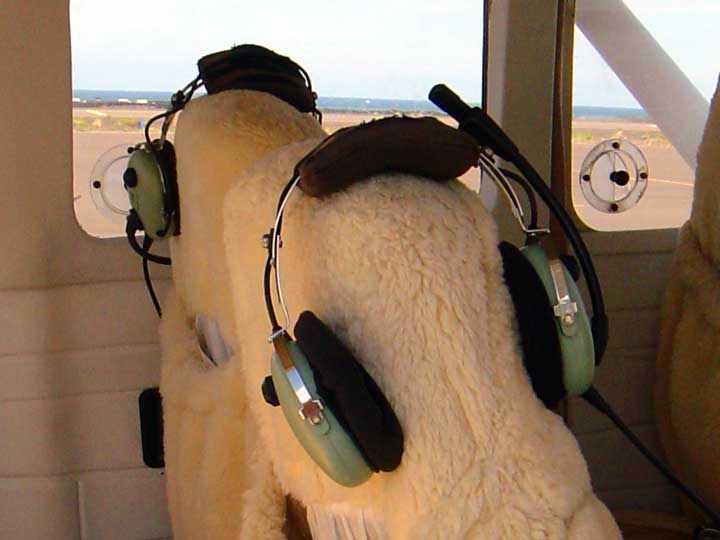 日本人パイロットによるコナ空港発のハワイ島一周遊覧飛行ツアーのセスナ機「セスナ２０６型ステイショネア(Cessna 206 Stationair)」の双方向ヘッドホンセット