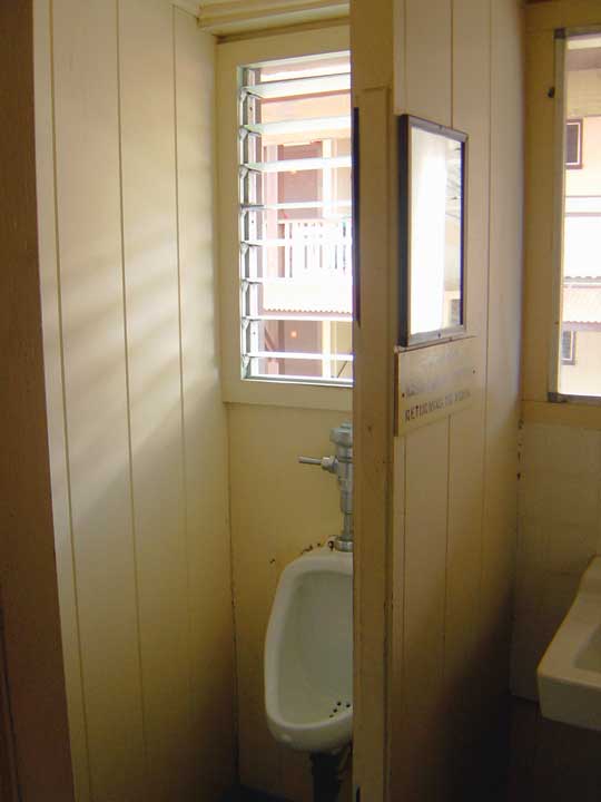 ハワイ島キャプテンクックの格安ホテル「マナゴホテル(Manago Hotel)」 旧館の男性用トイレ