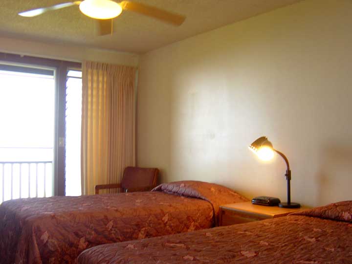 ハワイ島キャプテンクックの格安ホテル「マナゴホテル(Manago Hotel)」 新館の部屋 ベッド