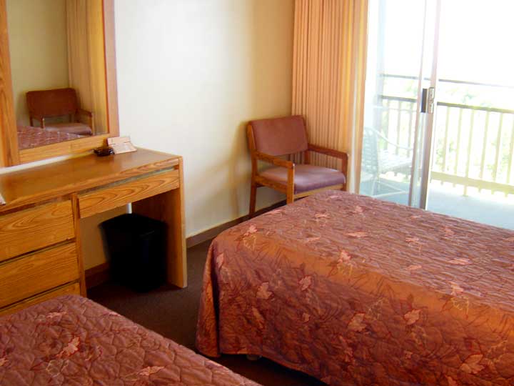 ハワイ島キャプテンクックの格安ホテル「マナゴホテル(Manago Hotel)」 新館の部屋 ベッドと机