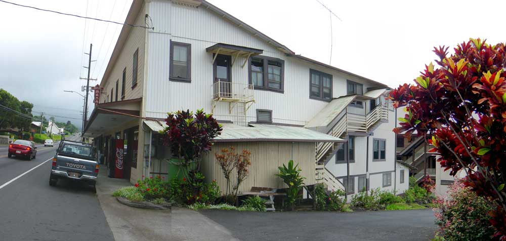 ハワイ島キャプテンクックの格安ホテル「マナゴホテル(Manago Hotel)」 駐車場の入り口