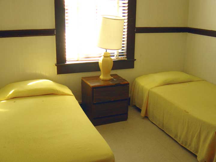 ハワイ島キャプテンクックの格安ホテル「マナゴホテル(Manago Hotel)」 旧館の部屋 ベッド