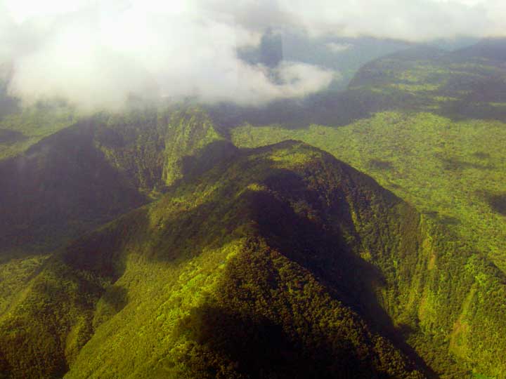 ハワイ島 プナルウ(Punalu'u)の険しい山々