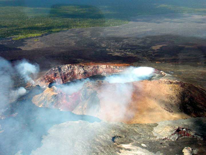 日本人パイロットによるコナ空港発のハワイ島一周遊覧飛行セスナツアーで見える「プウオオ火山」の様子