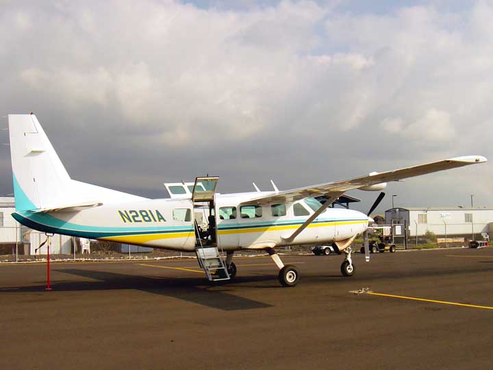 ハワイ島一周遊覧飛行ツアー用セスナ機「セスナ208キャラバン」側面外観写真