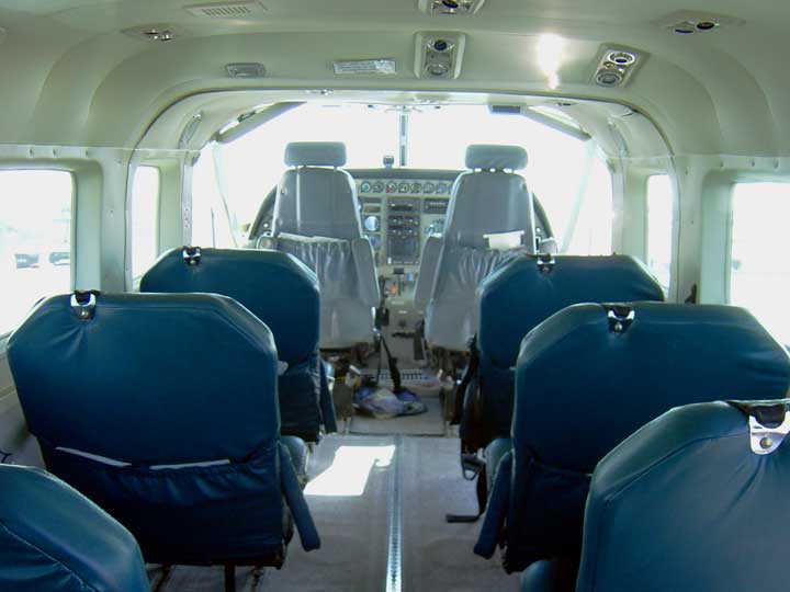 ハワイ島一周遊覧飛行ツアー用セスナ機「セスナ208キャラバン」客室