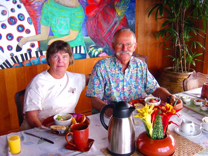 ハワイ島コナ地区の最高級Ｂ＆Ｂ「ホルアロア・イン(HOLUALOA INN)」で朝食中のお客様