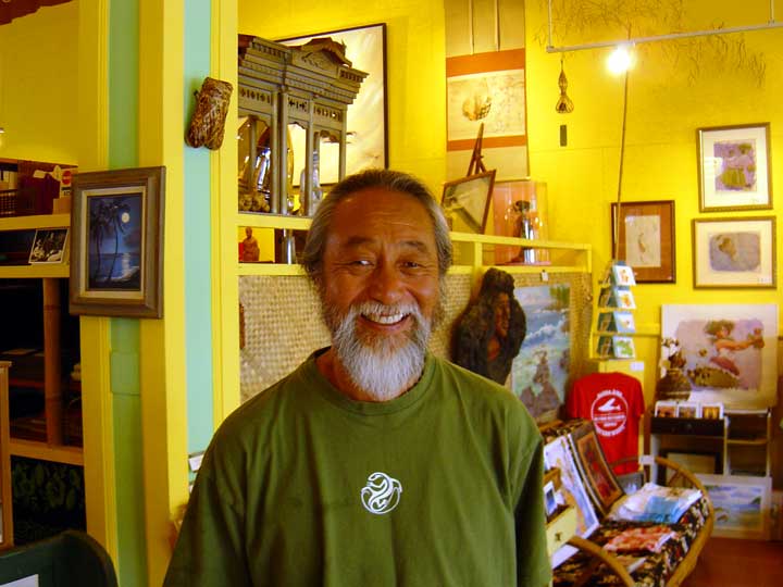 ハワイ島を代表する、写真家・随筆家・アーティスト 「ニック加藤」氏、バンブーギャラリーの中にて