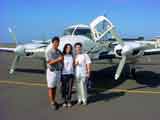 ハワイ島一周遊覧飛行ツアー「Kona Wind」にご参加の 岡田ご夫妻とパイロットであるジョシュア清水